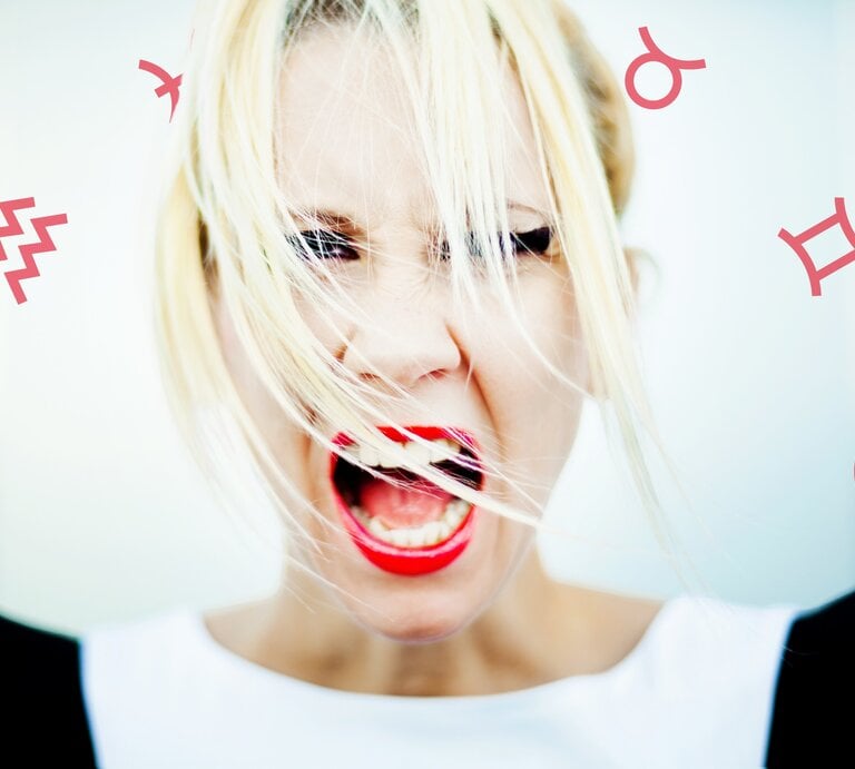 Das Portrait einer Frau mit blonden Haaren und einem roten Lippenstift, die ausflippt. Neben ihr ist der Tierkreis und die 12 Symbole der Sternzeichen zu sehen. | © Getty Images/ David Pinzer Photography und Chikovnaya via Canva.com [M]