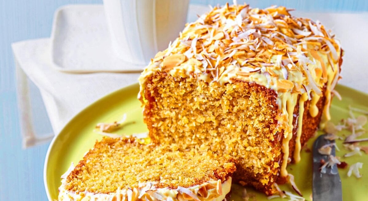 Zu sehen ist ein saftiger Kokos-Rührteigkuchen mit weißer Schokolade und Limette