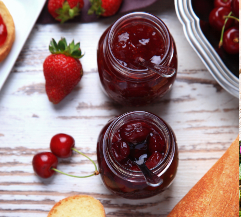 Drei Sorten Marmelade in Gläsern mit Früchten, Brot und Blüten, arrangiert auf hellem und rustikalem Holztisch in sommerlicher Stimmung. | © Canva/Collagen:bildderfrau.de