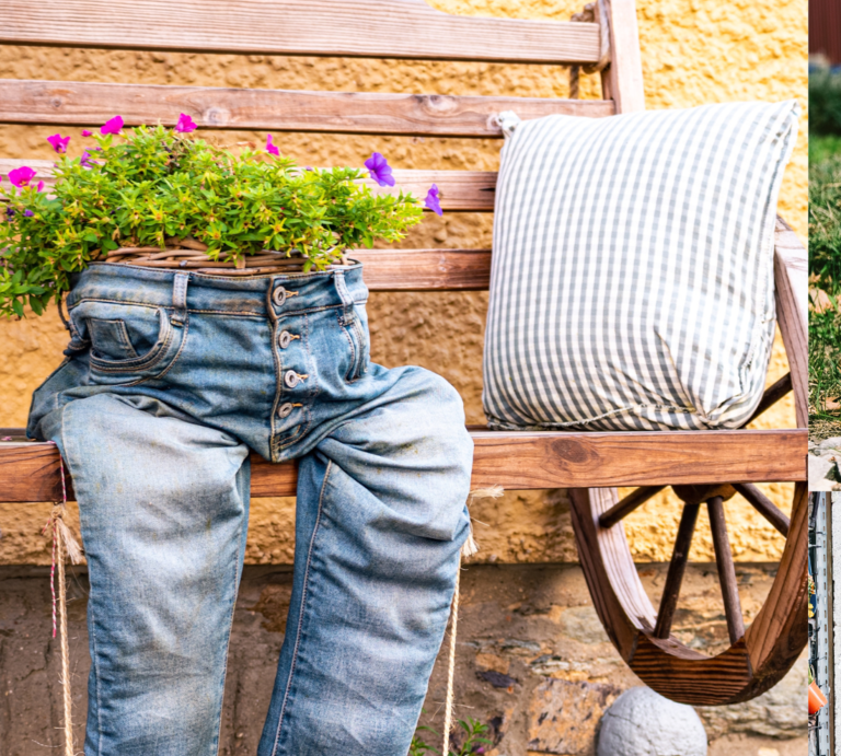 Ausgediente Jeans und Hosen dienen bepflanzt mit Blumen, Gräsern und Deko-Vögeln als witzige, kreative Pflanzgefäße im Freien. | © Shutterstock/Guzalia/KitijaAbele/Karlos Garciapons/Canva:Collage:bildderfrau.de