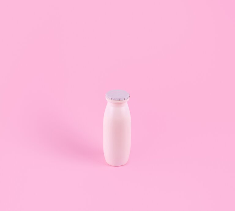 Actimel-Flasche auf rosa Hintergrund | © Adobe Stock