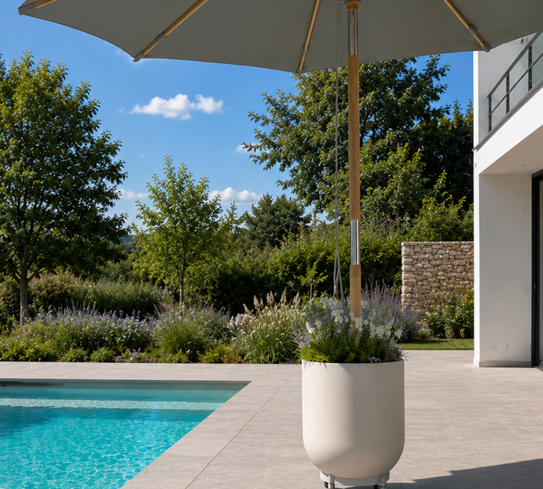 Eleganter Sonnenschirmständer mit integriertem Pflanzkübel auf einer modernen Poolterrasse. Hochwertiger Holz-Sonnenschirm vor gepflegter Gartenlandschaft und zeitgenössischer Architektur an einem sonnigen Sommertag. | © Erstellt mit KI (Generiert mit ChatGPT) 
