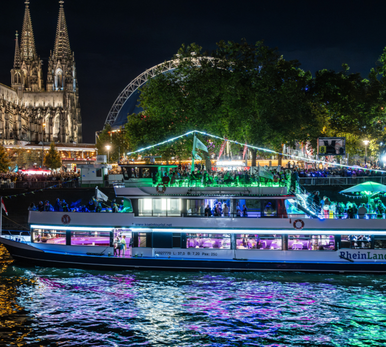 Zu sehen sind ein wunderschön beleuchtetes Boot mit dem Kölner Dom im Hintergrund | © FUNKE Foto Service - Martin Moeller