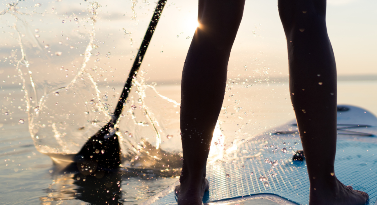 Drei Szenen: Frau paddelt sportlich, Füße spritzen Wasser beim Paddeln, Familie mit zwei Kindern genießt fröhlich das SUP auf dem Meer.