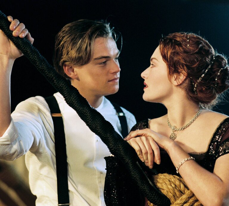 Leonardo DiCaprio und Kate Winslet schauen sich verliebt an. | © IMAGO / Allstar