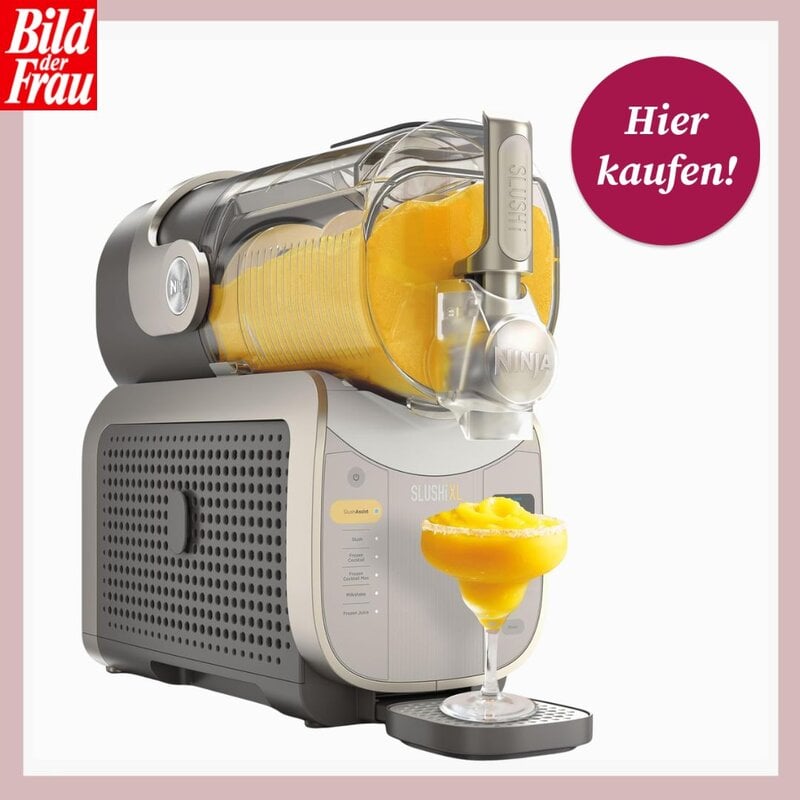 Moderne Slush-Maschine mit transparentem Behälter voller gelber Eismasse; darunter steht ein gefülltes Cocktailglas. | © Amazon/ Canva/Collage:bildderfrau.de