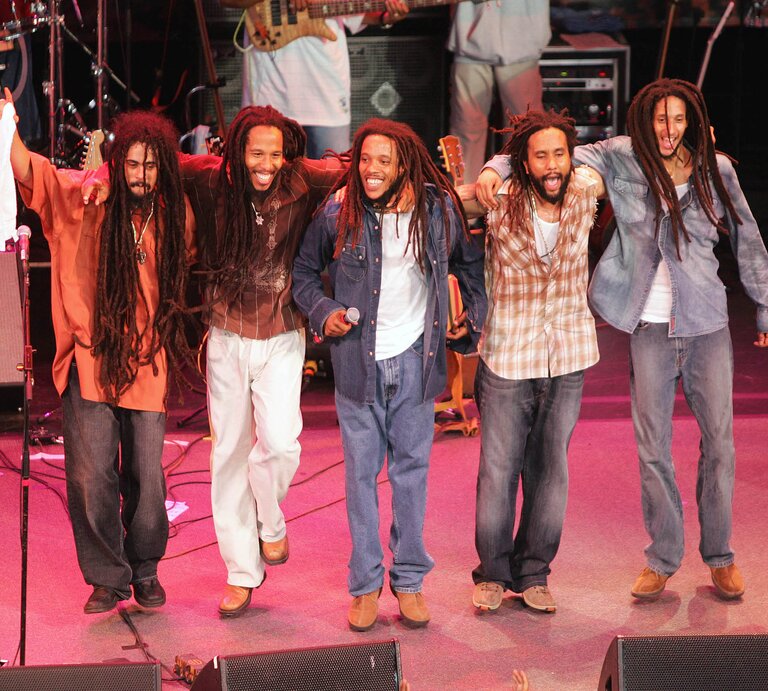 Damian, Ziggy, Stephen, Kymani and Julian Marley – die Söhne von Bob Marley – stehen gemeinsam bei der "Roots, Rock, Reggae Tour 2004" auf der Bühne. | © Getty Images/ Frank Micelotta/ Staff