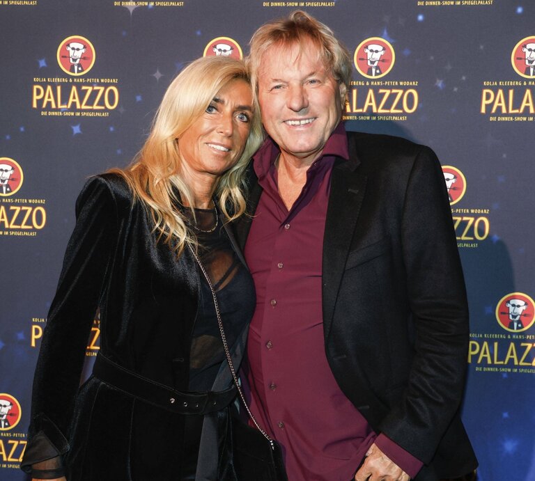 Das Bild zeigt Bernhard Brink und Ute Brink bei einer Veranstaltung auf dem roten Teppich. Hinter ihnen ist ein Hintergrund mit dem Logo "PALAZZO", was darauf hindeutet, dass es sich um eine gesponserte Veranstaltung oder einen Ort handeln könnte, der mit Dinner-Shows oder ähnlichen Unterhaltungsangeboten in Verbindung steht. Sie sind schick gekleidet; Bernhard Brink trägt ein bordeauxrotes Hemd mit einem dunklen Blazer, und Ute Brink trägt eine schwarze Jacke mit passendem Oberteil darunter. Sie scheinen gut gelaunt zu sein und genießen den Anlass. | © IMAGO / Future Image