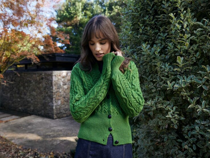 Es gibt Kleidung, die uns über Jahre hinweg begleitet und so zu unseren Lieblingsstücken wird. IrelandsEye Knitwear Elva Cardigan