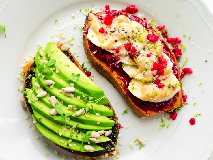 Zwei Süßkartoffel Toasts mit Avocado und Banane | © Adobe Stock