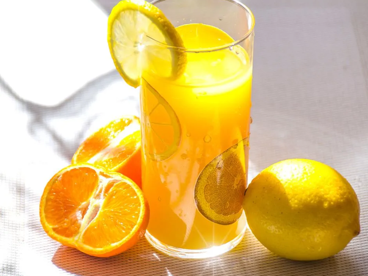 Frisch gepresster Orangen-Zitronen-Saft voller Vitamin C – gesunder Drink zur Unterstützung beim Abnehmen und für ein starkes Immunsystem. | © Pexels/ AS Photography via Canva.com