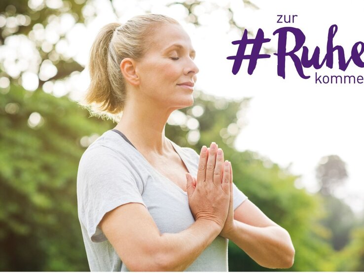 Frau mittleren Alters meditiert in der Natur