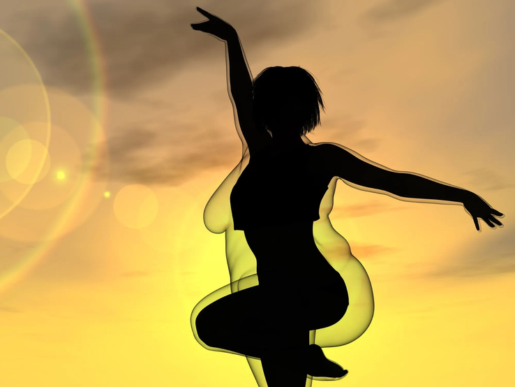 Schattenriss einer Frau, die tänzerisch und selbstbewusst bei Sonnenuntergang posiert – symbolisch für Leichtigkeit, Lebensfreude und den erfolgreichen Weg zur Wunschfigur; im Hintergrund warme Lichtreflexe und ein sanfter Glow, der eine positive Transformation nach dem Abnehmen andeutet.