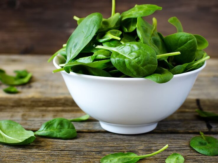 Frischer grüner Spinat in einer weißen Schale – enthält Vitamin C, Eisen und Antioxidantien für Vitalität und Gesundheit. | © Getty Images Pro/ nata_vkusidey via Canva.com
