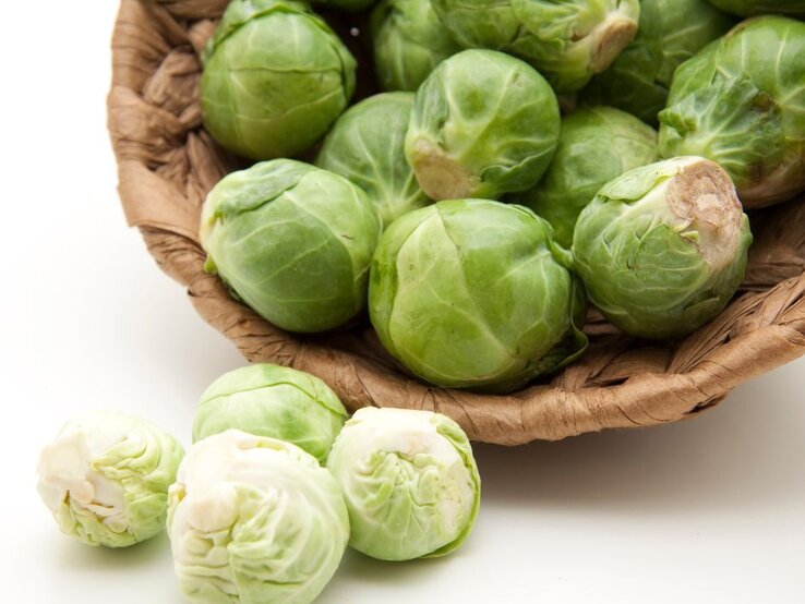 Korb voller frischer Rosenkohlröschen – vitaminreiches Wintergemüse mit hohem Vitamin-C-Gehalt und wertvollen Ballaststoffen. | © Getty Images/ MayerKleinostheim