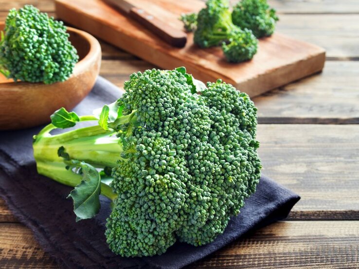 Frischer Brokkoli auf einem Küchentuch – liefert reichlich Vitamin C, sekundäre Pflanzenstoffe und stärkt das Immunsystem. | © Getty Images Pro/ Mizina via Canva.cojm