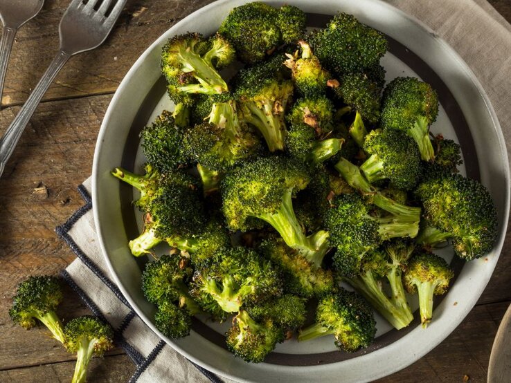 Schüssel mit Brokkoli. | © Getty Images Pro/ bhofack2 via Canva.com