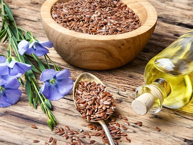 Leinsamen in einer Schüssel auf dem Tisch. | © Getty Images/ Nikolay_Donetsk via Canva.com