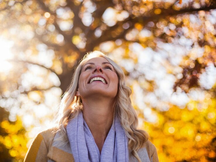 Frau im Herbst im Park