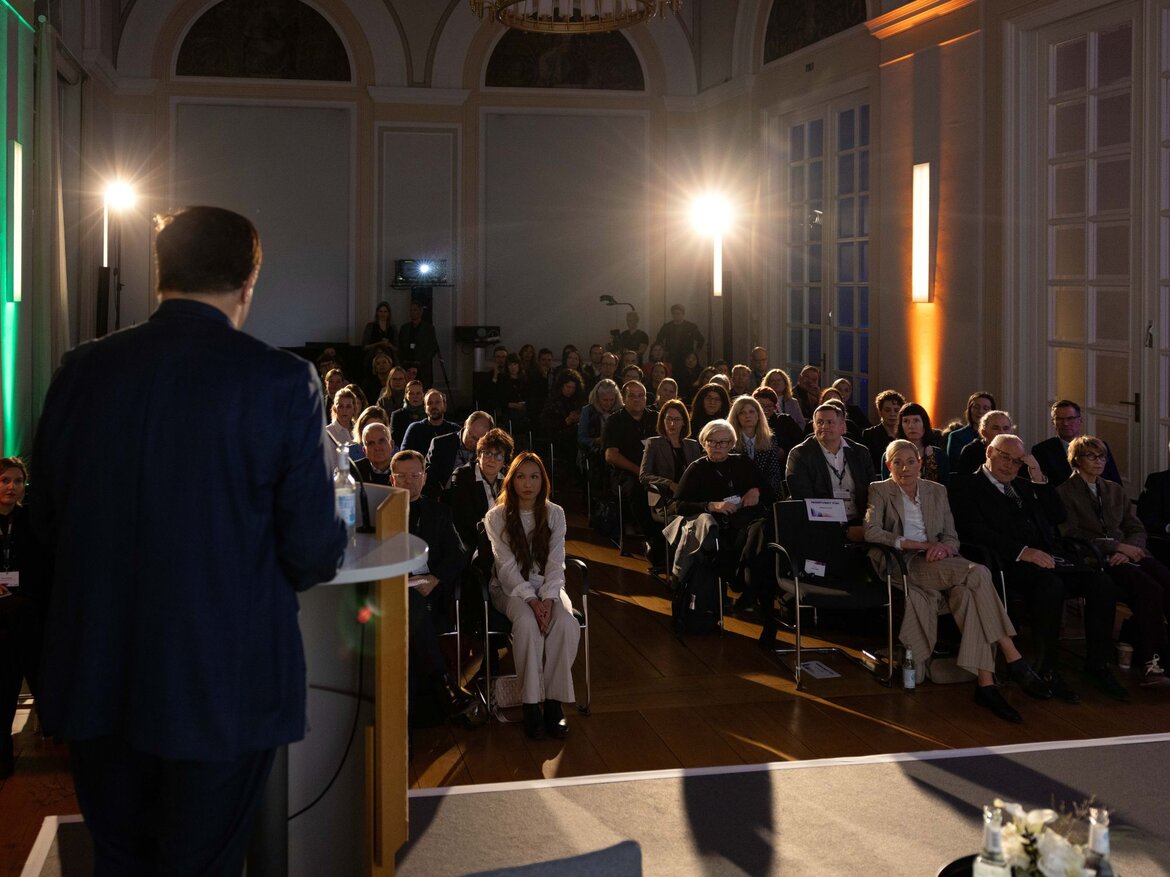 Zu sehen ist der volle Saal der Veranstaltung "Studien wirken" | © Philipp Nürnberger