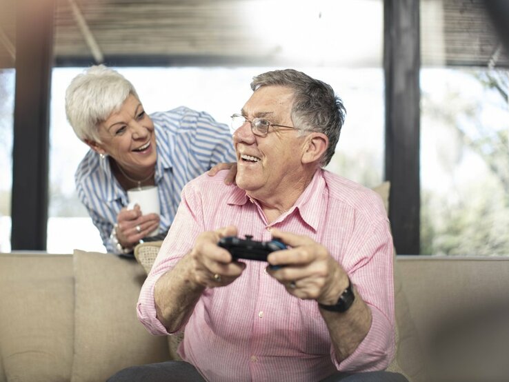 Älteres Paar spielt Videospiele