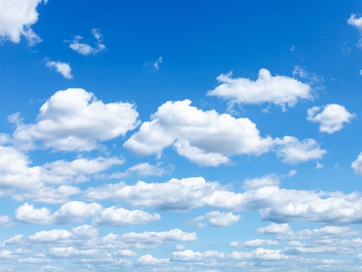 Blauer Himmel mit Wolken | © vvoe – stock.adobe.com