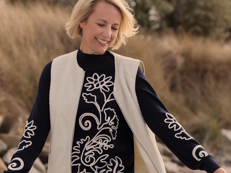 GBdF PulloverBonita Zu sehen ist eine blonde Frau mit Bob mittleren Alters, die einen Pullover von Bonita trägt.