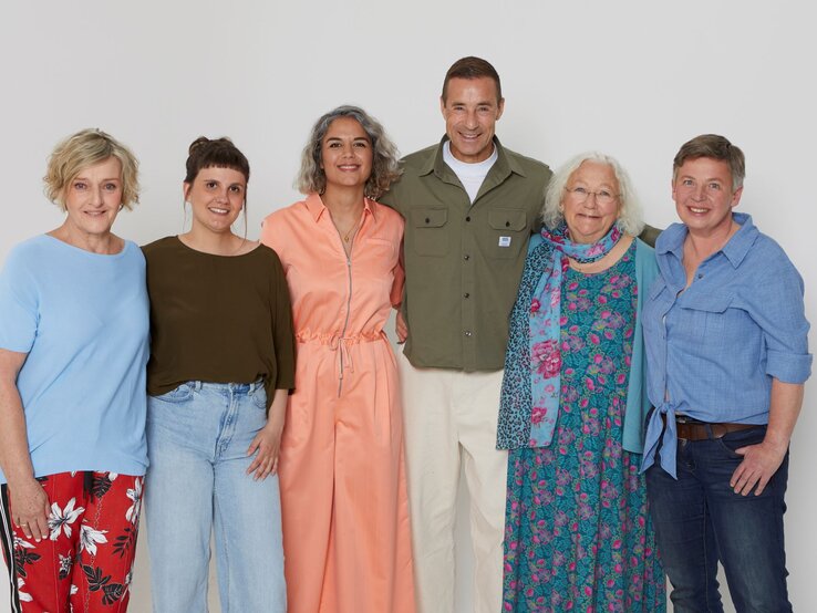 Goldene Bild der Frau-Preisträgerinnen 2025 Fünf Frauen und ein Mann unterschiedlichen Alters stehen lächelnd nebeneinander vor weißem Hintergrund und wirken entspannt.