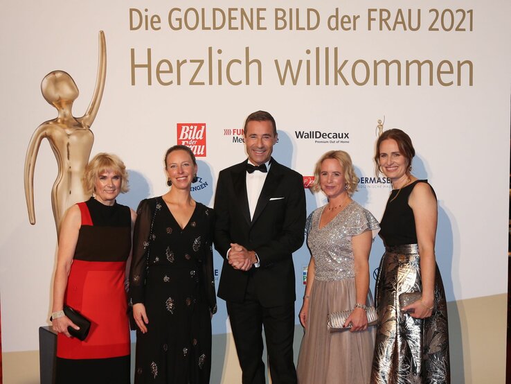 Kai Pflaume steht mit vier Frauen vor der Willkommenswand der GOLDENEN BILD der FRAU- Gala 2021 