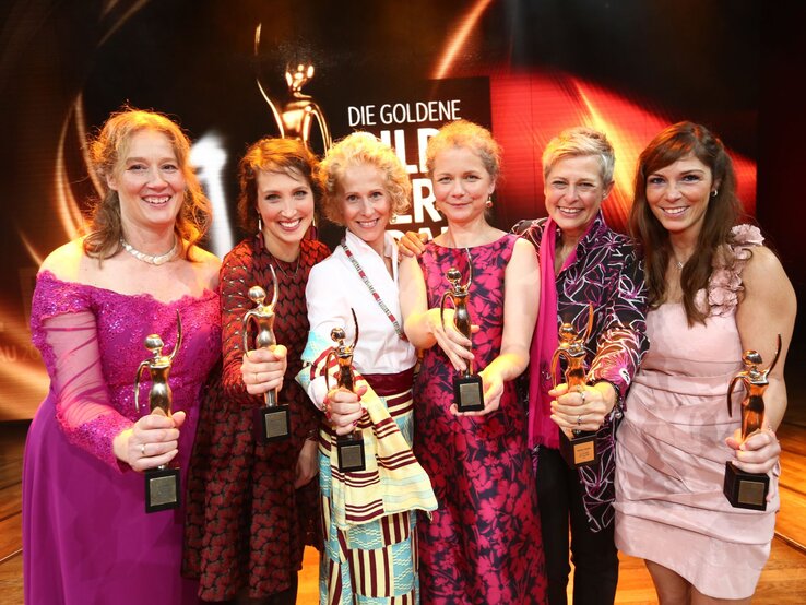 Gala-Chronik-2017 Sechs Preisträgerinnen der GOLDENEN BILD der FRAU-Gala 2017 halten in Abendgarderobe ihren goldenen Preis in die Kamera