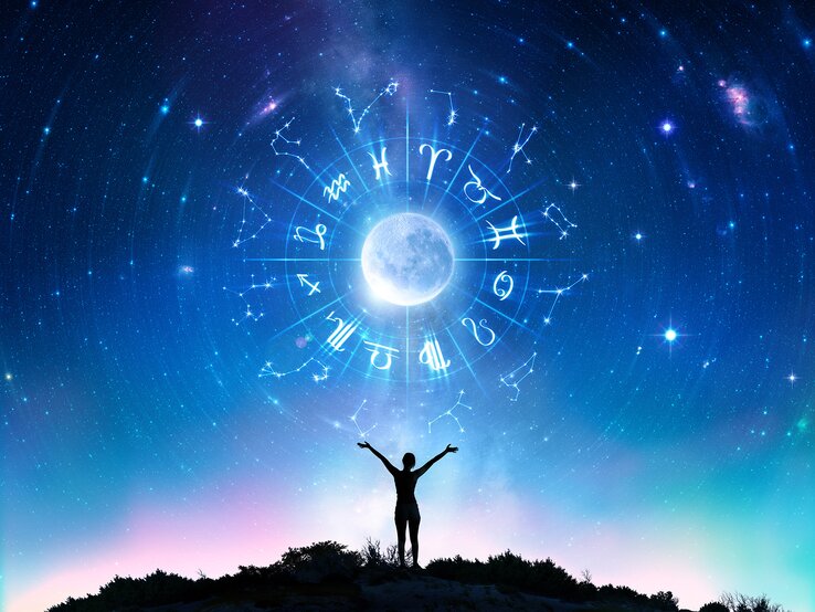 Aktuelles Wochenhoroskop für alle 12 Sternzeichen Frau steht auf einem Berg, alle Sternzeichen am Himmel