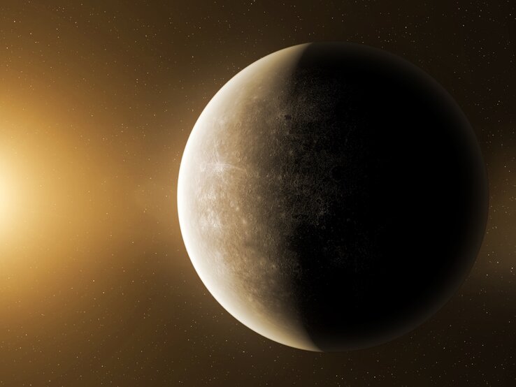 Planet Merkur im Universum wird von rechts von der Sonne angestrahlt.
