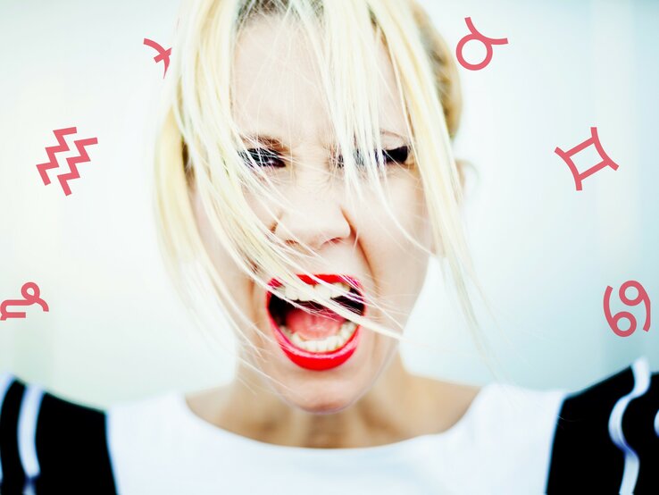 Das Portrait einer Frau mit blonden Haaren und einem roten Lippenstift, die ausflippt. Neben ihr ist der Tierkreis und die 12 Symbole der Sternzeichen zu sehen.