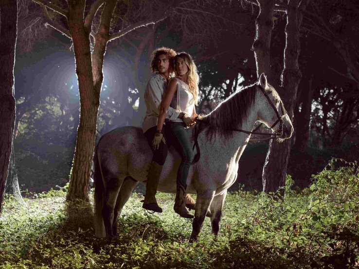 Liebespaar, das auf einem Pferd im Wald reitet. | © Ben Welsh via Gettyimages