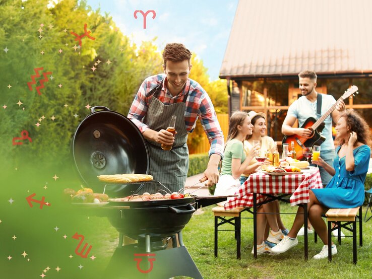 Ein fröhlicher Mann in einem karierten Hemd und einer Schürze grillt auf einem Grill im Freien, während er ein Getränk hält. Hinter ihm genießt eine Gruppe von Freunden ein Picknick mit einem gedeckten Tisch mit einer rot-weißen Tischdecke. Einer spielt Gitarre, während die anderen lachen und sich unterhalten. Der Hintergrund ist ein grüner Garten und ein Haus mit einem roten Dach an einem sonnigen Tag. Über dem Bild sind verschiedene Symbole verteilt, die die Sternzeichen darstellen.