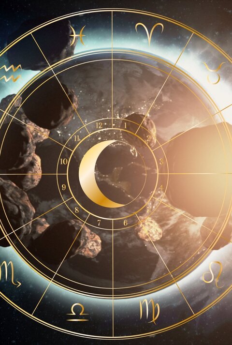 Illustration eines astrologischen Tierkreises mit goldenen Symbolen der zwölf Sternzeichen, die sich kreisförmig um ein zentrales Mond-Symbol anordnen. Im Hintergrund sind zahlreiche Asteroiden zu sehen, die durch den Weltraum treiben, begleitet von leuchtenden Nebeln und kosmischem Licht. Die Szene vermittelt eine Verbindung zwischen Astrologie und der Bewegung von Himmelskörpern wie Ceres, Pallas, Vesta und Juno im Asteroidengürtel.