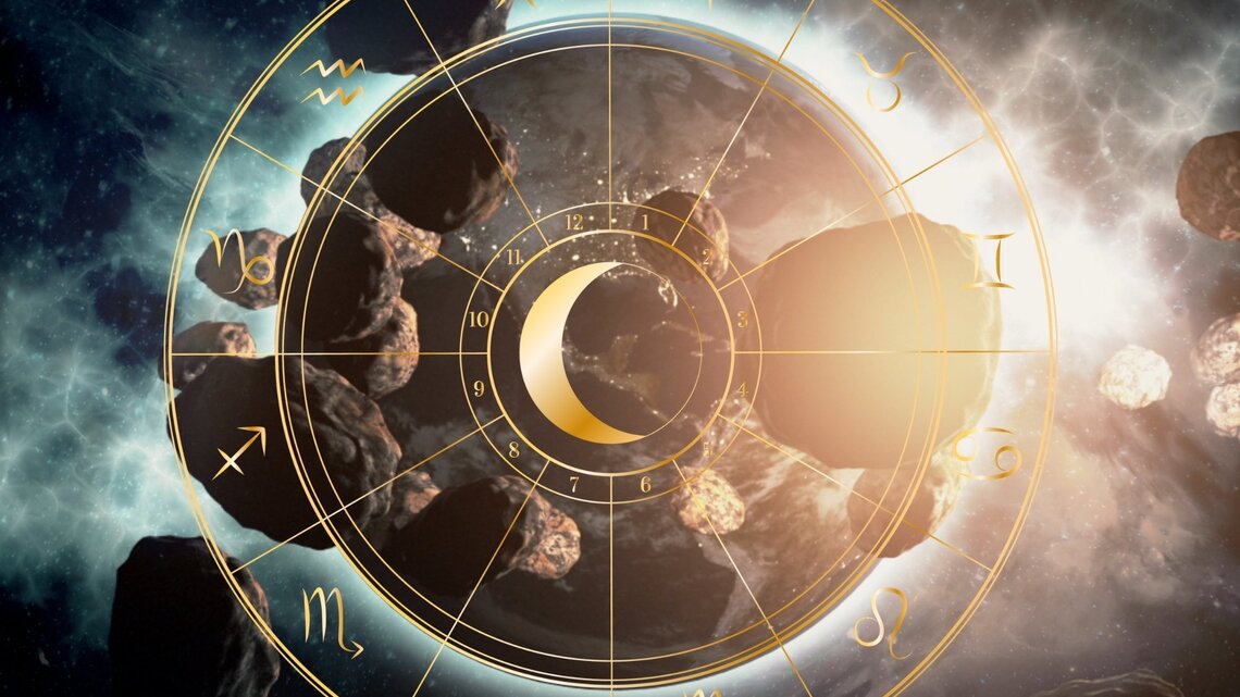 Illustration eines astrologischen Tierkreises mit goldenen Symbolen der zwölf Sternzeichen, die sich kreisförmig um ein zentrales Mond-Symbol anordnen. Im Hintergrund sind zahlreiche Asteroiden zu sehen, die durch den Weltraum treiben, begleitet von leuchtenden Nebeln und kosmischem Licht. Die Szene vermittelt eine Verbindung zwischen Astrologie und der Bewegung von Himmelskörpern wie Ceres, Pallas, Vesta und Juno im Asteroidengürtel.