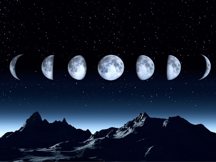 Die Mondphasen vor einem Nachtsternenhimmel. Darunter ein Bergmassiv. | © Getty Images/ artpartner-images via Canva.com [M]