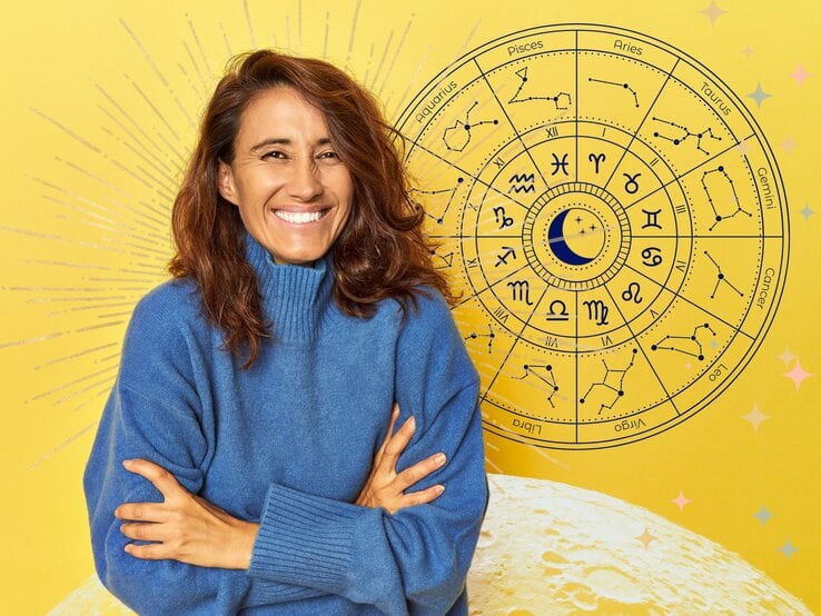 Eine lächelnde Frau mit langen brünetten Haaren steht vor einem gelben Hintergrund und trägt einen blauen Pullover. Sie ist gut gelaunt. Hinter ihr ist der Tierkreis zu sehen mit den 12 astrologischen Zeichen. Daneben sind grafische Strahlen und zarte bunte Sterne zu sehen. Die Grundstimmung ist positiv und optimistisch.