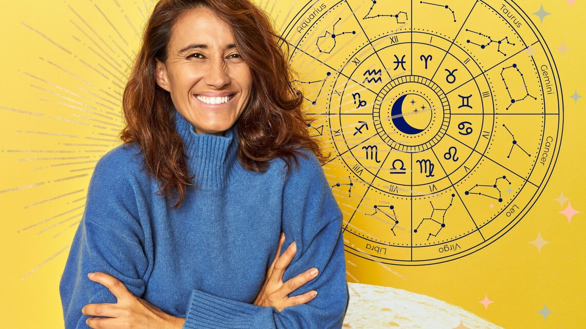 Eine lächelnde Frau mit langen brünetten Haaren steht vor einem gelben Hintergrund und trägt einen blauen Pullover. Sie ist gut gelaunt. Hinter ihr ist der Tierkreis zu sehen mit den 12 astrologischen Zeichen. Daneben sind grafische Strahlen und zarte bunte Sterne zu sehen. Die Grundstimmung ist positiv und optimistisch.