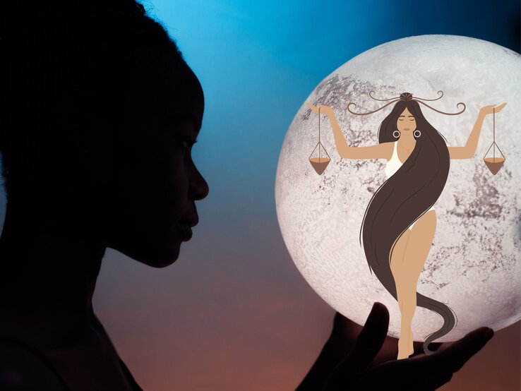 Das Silhouettenprofil einer Person vor einem großen Vollmond, auf dem die Zeichnung einer weiblichen Figur mit einer Waage in den Händen zu sehen ist. Die weibliche Figur scheint die mythologische Darstellung des Sternzeichens Waage zu sein, mit langen, fließenden Haaren und einer Balancierpose. Die Atmosphäre ist mystisch, mit einem subtilen Farbverlauf von blau zu orange im Hintergrund, was den Eindruck von Dämmerung oder Morgengrauen vermittelt.