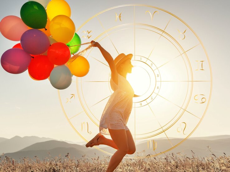 Junge Frau läuft mit Luftballons in einem sonnigen Feld umgeben von astrologischen Symbolen.