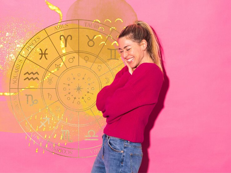 Fröhliche Frau vor rosa Hintergrund mit astrologischen Zeichen