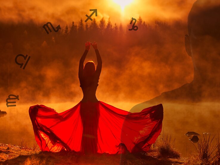 Eine Silhouette einer Frau in einem fließenden roten Kleid tanzt bei Sonnenuntergang in einer natürlichen Umgebung, umgeben von astrologischen Symbolen. Die warme, orangefarbene Beleuchtung und der neblige Hintergrund schaffen eine mystische Atmosphäre. Ein verschwommenes Gesicht eines Mannes ist im Hintergrund sichtbar, was eine geheimnisvolle und symbolische Szene erzeugt.