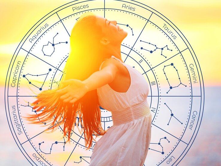 Das Bild zeigt eine Frau in einem weißen Kleid, die ihre Arme ausstreckt und den Kopf nach hinten neigt, während sie in der Sonne steht. Im Hintergrund ist ein astrologisches Rad zu sehen, das die Tierkreiszeichen und ihre entsprechenden Sternbilder darstellt. Die Sonne scheint hell und verleiht dem Bild eine warme und strahlende Atmosphäre.