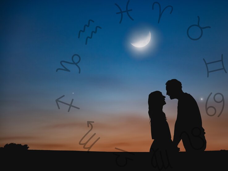 Ein Paar steht sich bei Sonnenuntergang gegenüber und schaut sich romantisch an, die Silhouetten sind vor einem farbenprächtigen Himmel mit einem leuchtenden Halbmond zu sehen. Um das Paar schweben astrologische Symbole der Tierkreiszeichen, die den Himmel zieren und einen mystischen, astrologischen Kontext schaffen. Der sanfte Übergang der Farben im Hintergrund, von Orange zu Blau, und die Verbindung zwischen den beiden Personen vermitteln eine stimmungsvolle, romantische Atmosphäre.