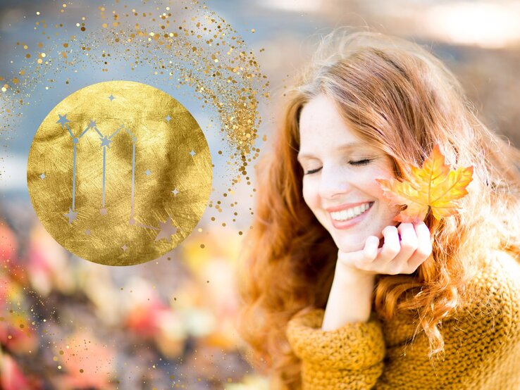 Das Bild zeigt eine lächelnde Frau mit roten Haaren, die ein herbstliches Blatt in der Hand hält. Sie wirkt glücklich und entspannt, während sie die Augen geschlossen hat. Im Hintergrund ist eine herbstliche Szenerie mit bunten, unscharfen Blättern zu sehen. Auf der linken Seite des Bildes befindet sich ein goldenes, kreisförmiges Symbol, das das Sternzeichen Skorpion darstellt, umgeben von funkelnden, goldenen Punkten. Die Kombination aus der herbstlichen Atmosphäre und dem Skorpion-Symbol vermittelt eine warme und astrologische Stimmung, die auf die Skorpion-Season hindeutet.