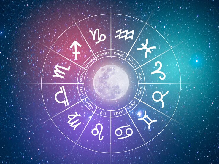 Ein astrologisches Rad mit den Symbolen der zwölf Sternzeichen, die um einen leuchtenden Vollmond im Zentrum angeordnet sind. Der Hintergrund zeigt einen sternenklaren Nachthimmel in Blau- und Violetttönen, der eine mystische und kosmische Atmosphäre schafft. Das Bild symbolisiert die Verbindung zwischen den Sternzeichen und der Mondenergie.