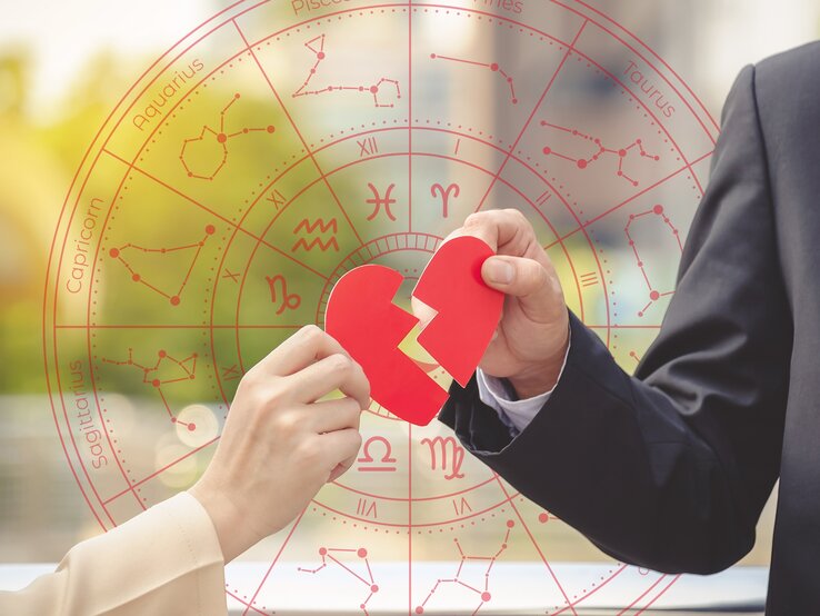 Zwei Hände halten zusammen die zwei Hälften eines roten, gebrochenen Herzens vor einem astrologischen Rad mit den Tierkreiszeichen im Hintergrund. Eine Hand gehört zu einer Person in einem Anzug, die andere zu einer Person in heller Kleidung. Der Hintergrund ist unscharf, zeigt aber warme Farben und Lichteffekte, was eine emotionale und symbolische Atmosphäre schafft.
