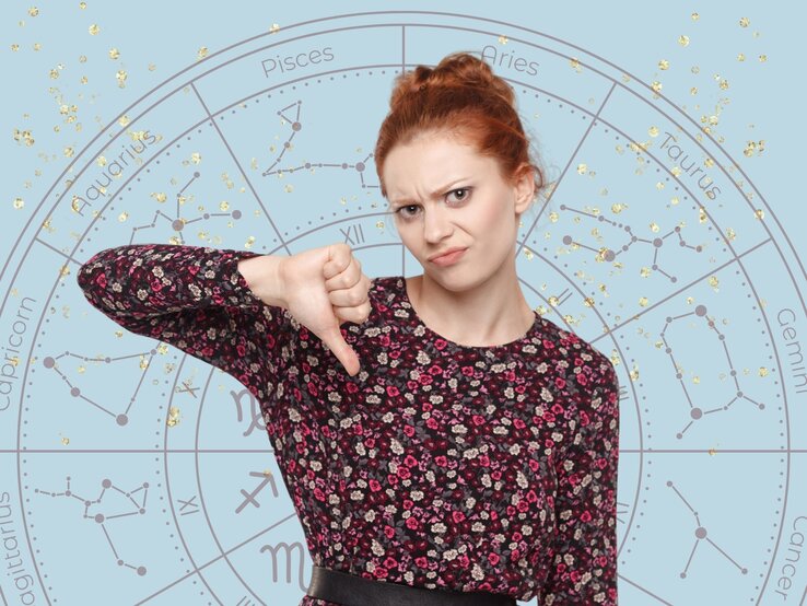 kw-03-2025-pechvoegel.jpg Junge Frau mit roten Haaren und floralem Oberteil, die mit einem unzufriedenen Gesichtsausdruck den Daumen nach unten zeigt. Im Hintergrund ist ein astrologisches Sternzeichenrad mit goldenen Glitzereffekten auf hellblauem Hintergrund zu sehen.